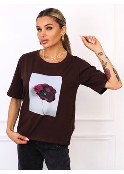 T-SHIRT Z NADRUKIEM KWIATKA- BRĄZOWY ze sklepu olika.com.pl w kategorii Bluzki damskie - zdjęcie 185794957