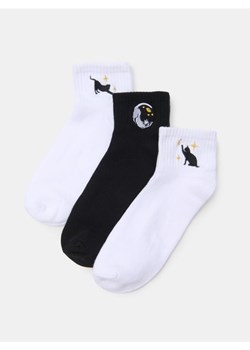 Sinsay - Prążkowane skarpetki z haftem 3 pack - biały - id: 345FI-00X - marki Sinsay - 185804079 Sinsay - Prążkowane skarpetki z haftem 3 pack - biały ze sklepu Sinsay w kategorii Skarpetki damskie - zdjęcie 185804079