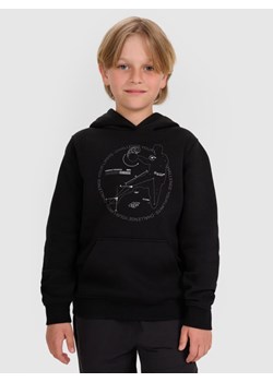 Chłopięca bluza nierozpinana z kapturem 4F 4FJWAW25TSWSM1958 - czarna ze sklepu Sportstylestory.com w kategorii Bluzy chłopięce - zdjęcie 185805665