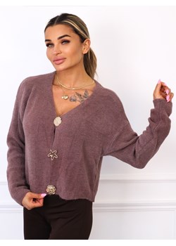 SWETER ZAPINANY NA ZŁOTE BROSZKI- CIEMNORÓŻOWY ze sklepu olika.com.pl w kategorii Swetry damskie - zdjęcie 185817955