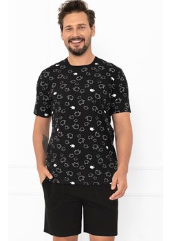 Krótka piżama męska w owce Wito, Kolor czarny-wzór, Rozmiar M, Italian Fashion - id: 215172 - marki Italian Fashion - 185821486 Krótka piżama męska w owce Wito, Kolor czarny-wzór, Rozmiar M, Italian Fashion ze sklepu Primodo w kategorii Piżamy męskie - zdjęcie 185821486