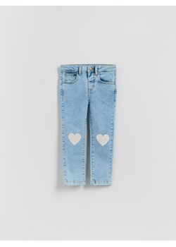 Reserved - Jeansy slim fit z nadrukiem - niebieski ze sklepu Reserved w kategorii Spodnie dziewczęce - zdjęcie 185832505