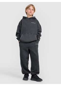 Chłopięce spodnie dresowe joggery 4F 4FJRAW25TTROM1528 - szare ze sklepu Sportstylestory.com w kategorii Spodnie chłopięce - zdjęcie 185837257