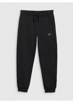 Chłopięce spodnie dresowe joggery 4F 4FJRAW25TTROM1578 - czarne ze sklepu Sportstylestory.com w kategorii Spodnie chłopięce - zdjęcie 185837289