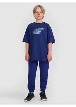 Chłopięce spodnie dresowe joggery 4F 4FJRAW25TTROM1578 - granatowe ze sklepu Sportstylestory.com w kategorii Spodnie chłopięce - zdjęcie 185837305