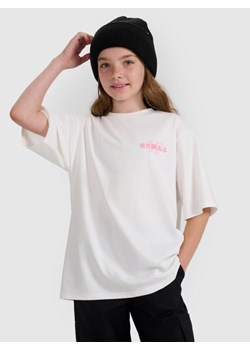 Dziewczęcy t-shirt oversize z nadrukiem 4F 4FJRAW25TTSHF2935 - biały ze sklepu Sportstylestory.com w kategorii Bluzki dziewczęce - zdjęcie 185837446