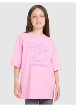 Dziewczęcy t-shirt oversize z nadrukiem 4F 4FJRAW25TTSHF3197 - różowy ze sklepu Sportstylestory.com w kategorii Bluzki dziewczęce - zdjęcie 185837619