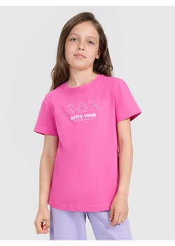 Dziewczęcy t-shirt z nadrukiem 4F 4FJRAW25TTSHF3198 - różowy ze sklepu Sportstylestory.com w kategorii Bluzki dziewczęce - zdjęcie 185837655