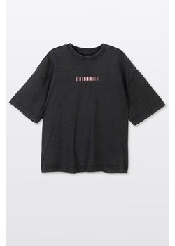 Czarny t-shirt loose z autorską grafiką z tyłu, rozmiar - 146, kolor - czarny ze sklepu REPORTER w kategorii T-shirty chłopięce - zdjęcie 185842805
