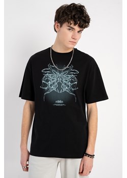 Czarny t-shirt regular z autorską grafiką z przodu, kolor - czarny, rozmiar - 140 ze sklepu REPORTER w kategorii T-shirty chłopięce - zdjęcie 185842817