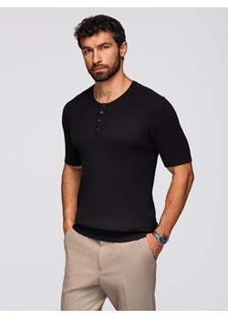 T-shirt męski dzianinowy z guzikami przy dekolcie – czarny V2 OM-TSCT-0254 ze sklepu ombre w kategorii T-shirty męskie - zdjęcie 185843468