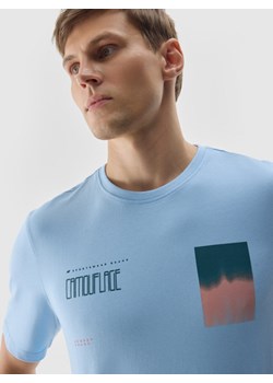 Męski t-shirt z nadrukiem 4F 4FWSS24TTSHM1289 - niebieski ze sklepu Sportstylestory.com w kategorii T-shirty męskie - zdjęcie 185854516