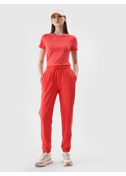 Damskie spodnie dresowe joggery 4F 4FWMM00TTROF1138 - czerwone ze sklepu Sportstylestory.com w kategorii Spodnie damskie - zdjęcie 185854537