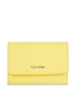 Mały Portfel Damski Calvin Klein Ck Must Small Trifold K60K611934 Żółty ze sklepu eobuwie.pl w kategorii Portfele damskie - zdjęcie 185860706