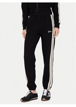 Guess Spodnie dresowe V5BB17 KCX52 Czarny Regular Fit ze sklepu MODIVO w kategorii Spodnie damskie - zdjęcie 185868847