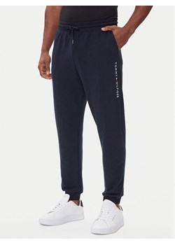 Tommy Hilfiger Spodnie dresowe UM0UM03664 Granatowy Regular Fit ze sklepu MODIVO w kategorii Spodnie męskie - zdjęcie 185869135