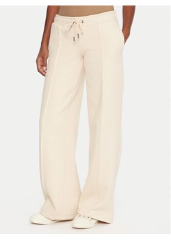 Guess Jeans Spodnie dresowe W5BB04 KC811 Beżowy Wide Leg ze sklepu MODIVO w kategorii Spodnie damskie - zdjęcie 185869237