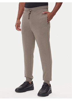 HUGO Spodnie dresowe Dayote232 50489617 Beżowy Regular Fit ze sklepu MODIVO w kategorii Spodnie męskie - zdjęcie 185869265
