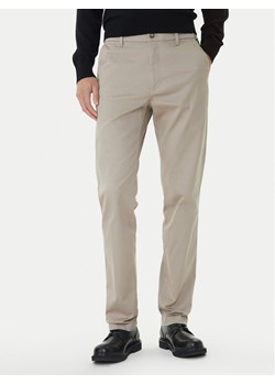 Calvin Klein Chinosy LV040EM633 Beżowy Slim Fit ze sklepu MODIVO w kategorii Spodnie męskie - zdjęcie 185869586