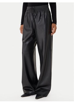 BOSS Spodnie z imitacji skóry Talpina 50548123 Czarny Relaxed Fit ze sklepu MODIVO w kategorii Spodnie damskie - zdjęcie 185869987