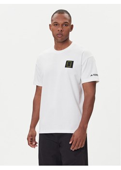 adidas T-Shirt National Geographic Graphic KC5417 Biały Regular Fit ze sklepu MODIVO w kategorii T-shirty męskie - zdjęcie 185870129