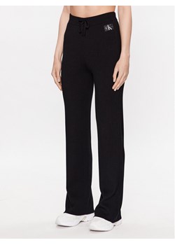 Calvin Klein Jeans Spodnie dresowe J20J222114 Czarny Relaxed Fit ze sklepu MODIVO w kategorii Spodnie damskie - zdjęcie 185870159