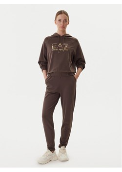 EA7 Emporio Armani Dres 7W000687 AF12502 U6063 Brązowy Regular Fit ze sklepu MODIVO w kategorii Dresy damskie - zdjęcie 185870198