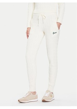 Guess Spodnie dzianinowe V5BB20 Z0572 Écru Regular Fit ze sklepu MODIVO w kategorii Spodnie damskie - zdjęcie 185870329