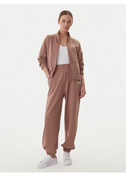 EA7 Emporio Armani Dres 7W000118 AF13135 U6108 Brązowy Regular Fit ze sklepu MODIVO w kategorii Dresy damskie - zdjęcie 185870437