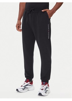 Tommy Hilfiger Spodnie dresowe UM0UM03664 Czarny Regular Fit ze sklepu MODIVO w kategorii Spodnie męskie - zdjęcie 185870539