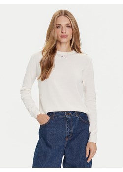 Tommy Jeans Sweter Essential DW0DW20159 Écru Regular Fit ze sklepu MODIVO w kategorii Swetry damskie - zdjęcie 185870659