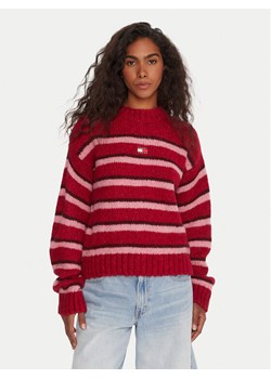 Tommy Jeans Sweter Badge DW0DW21679 Czerwony Relaxed Fit ze sklepu MODIVO w kategorii Swetry damskie - zdjęcie 185870949