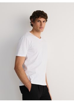 Reserved - T-shirt slim z dekoltem V - biały ze sklepu Reserved w kategorii T-shirty męskie - zdjęcie 185889059