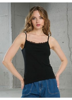Sinsay - Bawełniany top na cienkich ramiączkach - czarny - id: 640EU-99X - marki Sinsay - 185895086 Sinsay - Bawełniany top na cienkich ramiączkach - czarny ze sklepu Sinsay w kategorii Bluzki damskie - zdjęcie 185895086