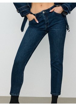 Sinsay - Spodnie jeansowe mom comfort fit - granatowy - id: 868EV-59J - marki Sinsay - 185895318 Sinsay - Spodnie jeansowe mom comfort fit - granatowy ze sklepu Sinsay w kategorii Jeansy damskie - zdjęcie 185895318