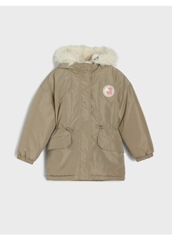 Sinsay - Kurtka ze sztucznym futerkiem z regulowanym pasem - khaki - id: 879DX-87X - marki Sinsay - 185895339 Sinsay - Kurtka ze sztucznym futerkiem z regulowanym pasem - khaki ze sklepu Sinsay w kategorii Kurtki chłopięce - zdjęcie 185895339