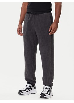 EA7 Emporio Armani Spodnie dresowe 7M000983 AF16804 U8117 Szary Relaxed Fit ze sklepu MODIVO w kategorii Spodnie męskie - zdjęcie 185913389