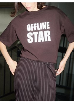 Mohito - Bawełniany brązowy t-shirt z nadrukiem - brązowy ze sklepu Mohito w kategorii Bluzki damskie - zdjęcie 185925447