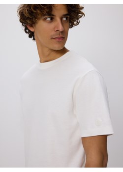 Reserved - Strukturalny t-shirt comfort fit - złamana biel ze sklepu Reserved w kategorii T-shirty męskie - zdjęcie 185932487