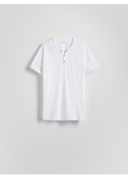 Reserved - T-shirt slim z rozpinanym dekoltem - biały ze sklepu Reserved w kategorii T-shirty męskie - zdjęcie 185936806