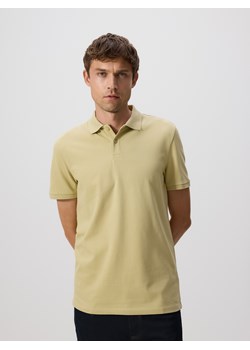 Reserved - Koszulka polo regular fit - musztardowy ze sklepu Reserved w kategorii T-shirty męskie - zdjęcie 185940877