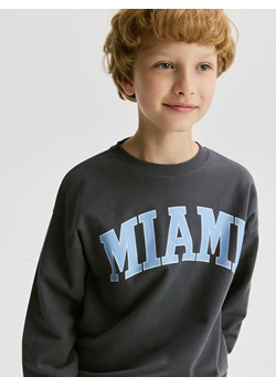 Reserved - Bawełniany longsleeve - ciemnoszary - id: 608FJ-90X - marki Reserved - 185941186 Reserved - Bawełniany longsleeve - ciemnoszary ze sklepu Reserved w kategorii T-shirty chłopięce - zdjęcie 185941186