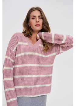 Sweter w paski różowy ze sklepu Moodo.pl w kategorii Swetry damskie - zdjęcie 185952079