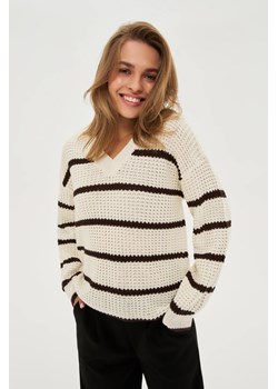 Sweter w paski beżowy ze sklepu Moodo.pl w kategorii Swetry damskie - zdjęcie 185952147