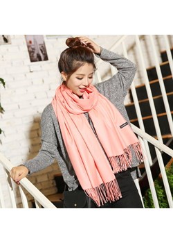 Jednokolorowy Szalik damski duży Cashmere frędzle SZA-02 kolor łososiowy ze sklepu Stylion w kategorii Zegarki - zdjęcie 185963027