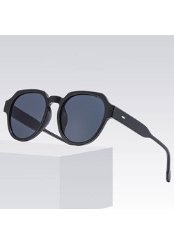 Okulary przeciwsłoneczne z filtrem UV400 STL28 czarne + akcesoria ze sklepu Stylion w kategorii Okulary przeciwsłoneczne damskie - zdjęcie 185965299