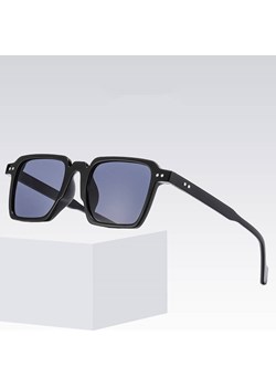 Okulary przeciwsłoneczne z filtrem UV400 STL37 czarne + akcesoria ze sklepu Stylion w kategorii Okulary przeciwsłoneczne męskie - zdjęcie 185965438