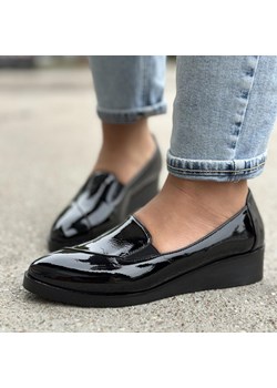 Czarne lakierowane półbuty damskie na koturnie Vinceza 58182 ze sklepu suzana.pl w kategorii Półbuty damskie - zdjęcie 185971189