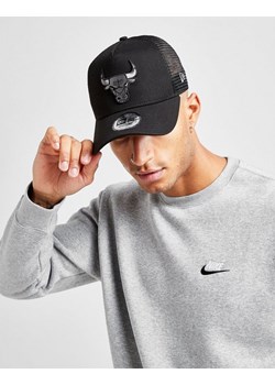 NEW ERA CZAPKA NBA TRUCKER BULLS CHICAGO BULLS BLKBLK - id: 12523913 - marki New Era - 185974125 NEW ERA CZAPKA NBA TRUCKER BULLS CHICAGO BULLS BLKBLK ze sklepu JD Sports  w kategorii Czapki z daszkiem męskie - zdjęcie 185974125