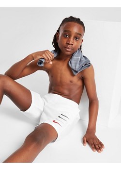 NIKE SWIM SZORTY STACKED SWOOSH SWIM WHT ze sklepu JD Sports  w kategorii Spodenki chłopięce - zdjęcie 185975509